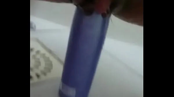 XXX Stuffing the shampoo into the pussy and the growing clitoris principais clipes