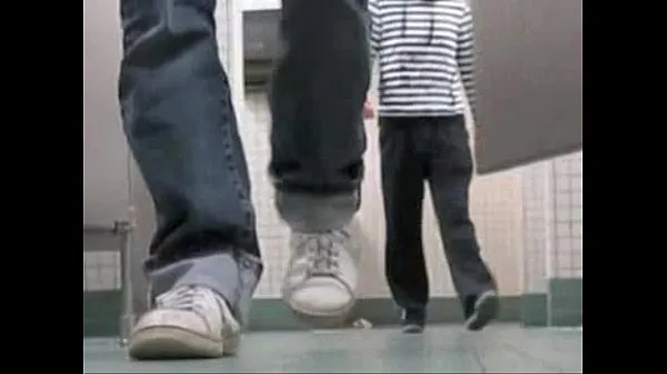 XXX Twink showing off at public restroom คลิปยอดนิยม