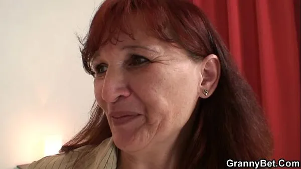 XXX Une grand-mère rousse en bas chevauche sa canne meilleurs clips