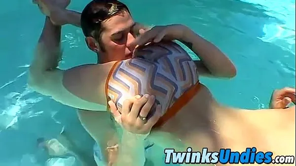 XXX Three hot naughty twinks fucking and having fun in the pool Klip teratas