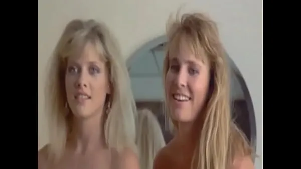 XXX Barbara Crampton and Kathleen Kinmont posing nude in a movie 個のトップ クリップ