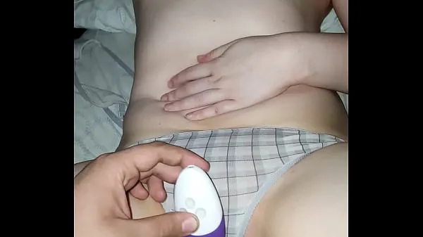 XXX Primer video subido, usando el vibrador de mi novia en su apretado coño clips principales