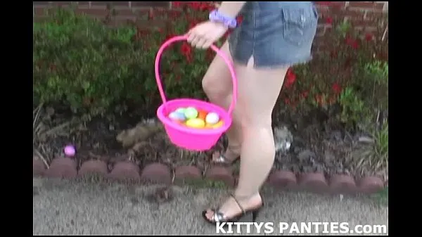 XXX Kitty flashing her panties and solving a puzzleclip principali