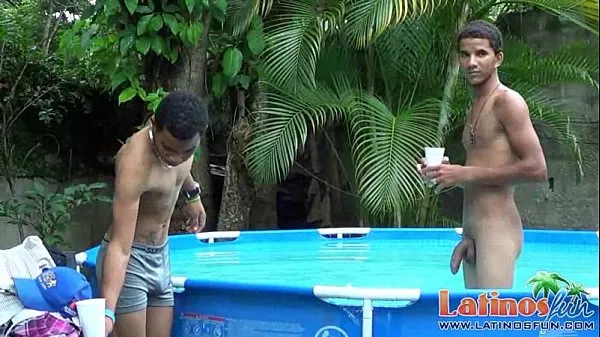 XXX Geile Latin Twinks springen für mündlichen Spaß in den PoolTop-Clips