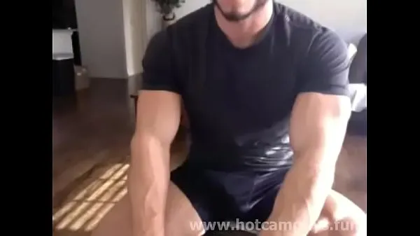 XXX Muscle Guy se déshabille et se branle devant la caméra meilleurs clips