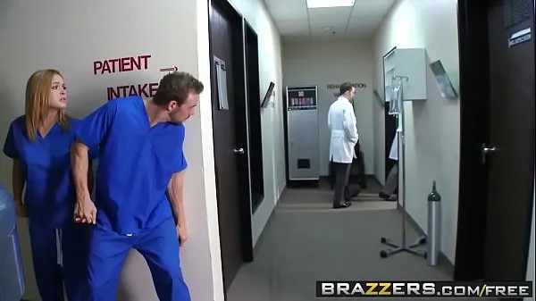 XXX Brazzers - Doctor Adventures - Escena de enfermeras traviesas protagonizada por Krissy Lynn y Erik Everhard clips principales