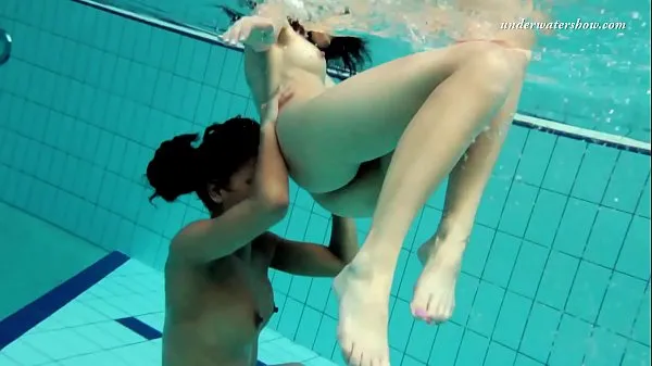 XXX Dos lesbianas sexys en la piscina clips principales