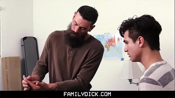 XXX FamilyDick - Отчим учит девственного пасынка сосать и трахаться лучших клипов