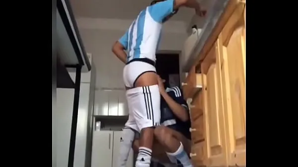 XXX Joven chupando el pirocudo después del fútbol clips principales