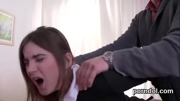 XXX Douce écolière est tentée et défoncée par un mentor plus âgé meilleurs clips
