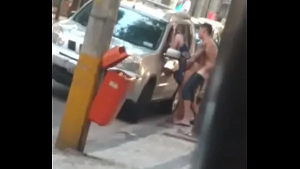 XXX Una chica joven se coje a su amante en la calle y le dan duro por detrás en iyi Klipler