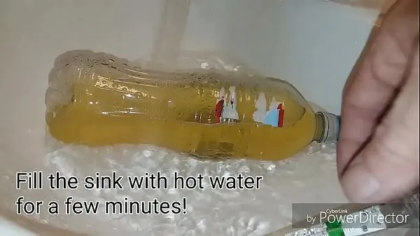 XXX Hot Piss Bladder Enema From A Bottle I Stole Of Homeless Kevin's Piss legnépszerűbb klip