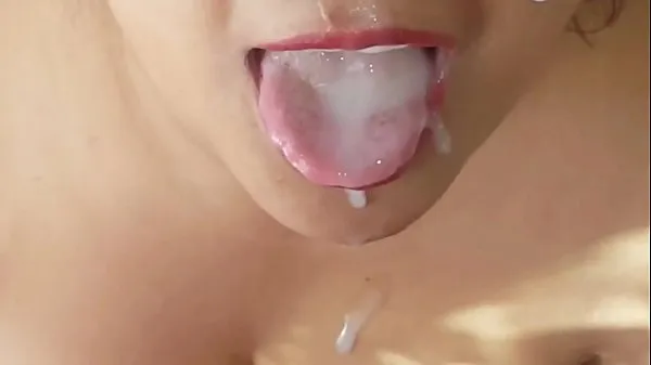 XXX 精液の蓄積を食べる緑色の目でかわいいぽっちゃり 個のトップ クリップ