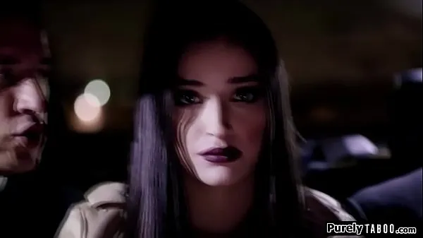 XXX La piccola petite teen sub è in macchina con due ragazzi più grandi. Hanno messo un sacco di carta in testa e le chiedono se è pronto per loro. Si siede sul divano e si strofina con la borsa ancora sopra la testa. cazzi e si fa scopare duroclip principali