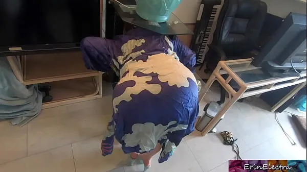 XXX 继母在潜行时卡住，然后与他发生性关系 热门片段