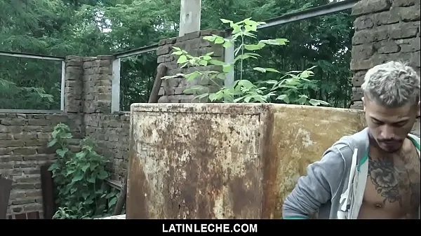 XXX Latinleche - татуированный жеребец трахают в задницу в горячем тройничке лучших клипов