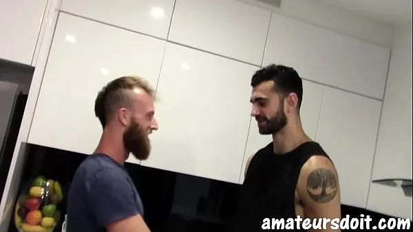 XXX AmateursDoIt - Des mecs barbus baisent après une chaude séance orale dans la cuisine meilleurs clips