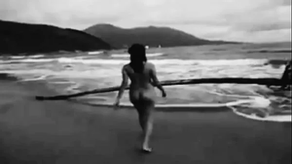 XXX Femme Peladinha posant sur la plage pour le tournage de cocu meilleurs clips