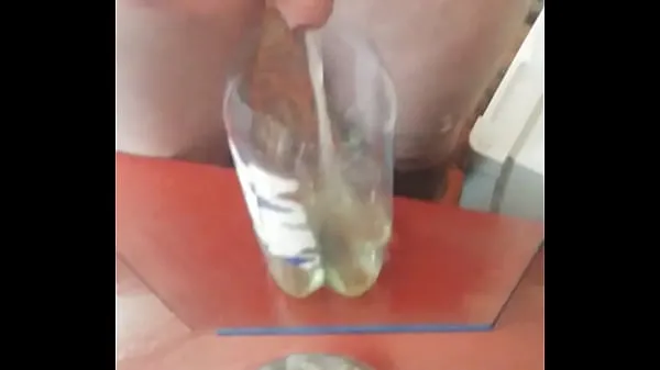 XXX Piss in bottle ٹاپ کلپس