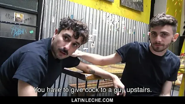 XXX LatinLeche - Chico latino sexy es cubierto de semen por cuatro chicos colgados clips principales