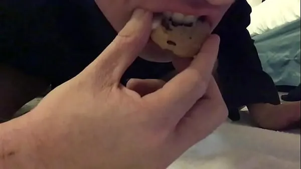 XXX Eating a cookie full of cum principais clipes