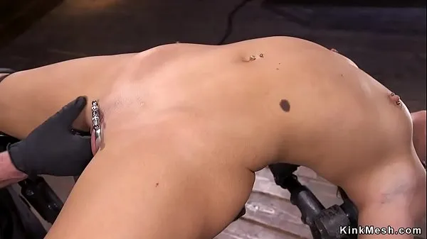 XXX Une esclave brune chaude et flexible se fait démonter la chatte rasée avec une bite sur un bâton meilleurs clips