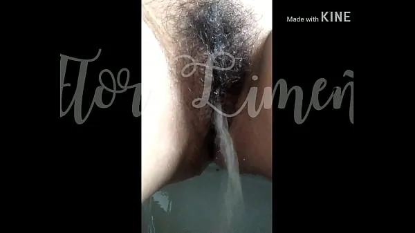 XXX Fiore che piscia nel bagno dell'ufficioclip principali