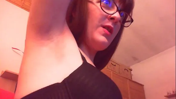 XXX 当我向您展示如何用出汗的腋窝玩耍时，请和我一起享受 热门片段