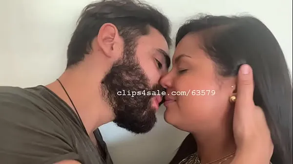 XXX Homme barbu sexy et princesse s'embrassant meilleurs clips