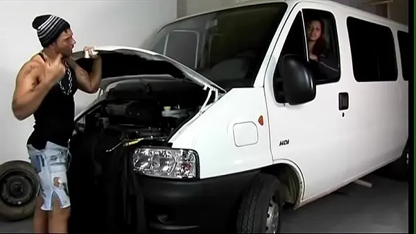 XXX Magnifique bombasse reconnaissante avec de gros heurtoirs veut rembourser le scieur dans l'atelier de réparation d'automobiles meilleurs clips