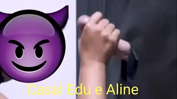 XXX Casal Edu e Aline - Aline chupando no glory hole (buraco da glória) na frente do corno - câmera 2 - Demo ٹاپ کلپس