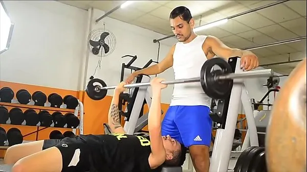 XXX LA PERSONAL TRAINER SAFADO MANGIA IL SUO CLIENTE NEL CENTRO DELL'ACCADEMIAclip principali