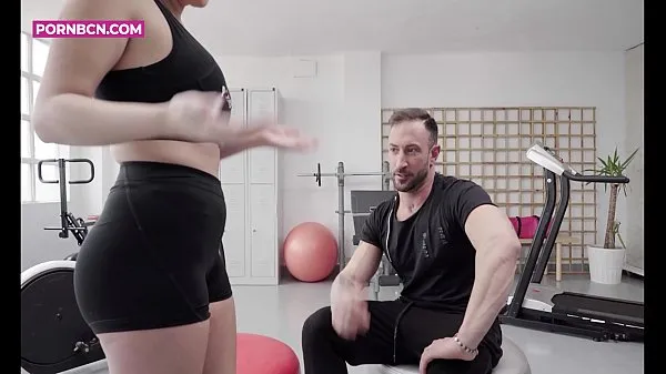 XXX Una giovane latina con grandi attributi e molto eccitata scopa il suo personal trainer nel suo primo allenamento. Emilio Ardana e Ole attore porno e youtuber si iscrivono! Accompagnato dalla bellissima Pamela Silva nel personal trainer con un lieto fineclip principali