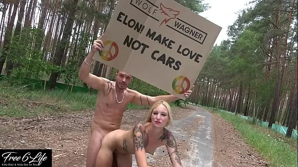 XXX Demonstração nua em frente ao canteiro de obras da Tesla em Berlim Pornografia contra Elon Musk Kitty-Blair e Andy-Star fodem pela proteção tal principais clipes