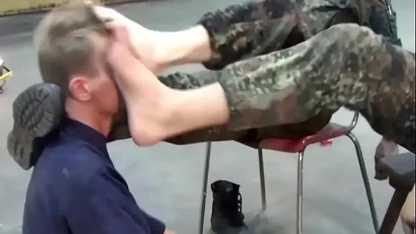 XXX Ein Glückspilz darf zwei deutschen Soldaten die Stiefel leckenTop-Clips