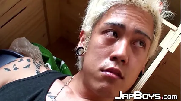 XXX Hombre japonés complaciendo su culo y polla clips principales