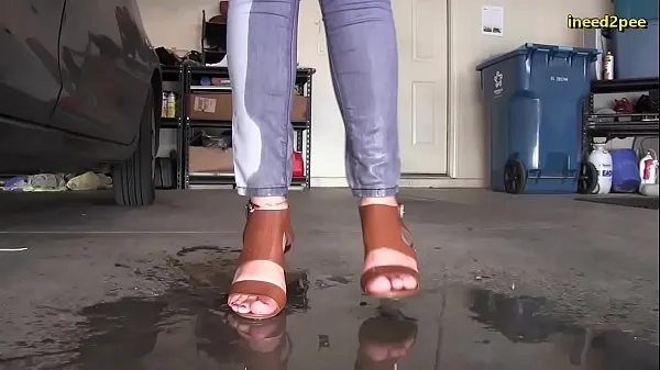 XXX Désespérée de faire pipi, les filles ne vont pas aux toilettes et ne font pas pipi dans leur jean et leur culotte mouillant 2020 meilleurs clips