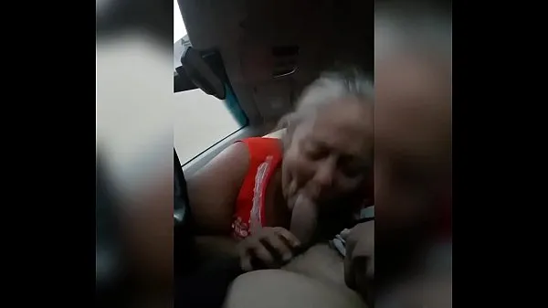 XXX La abuela se levantó chupándome la polla después de algunos tragos lol clips principales