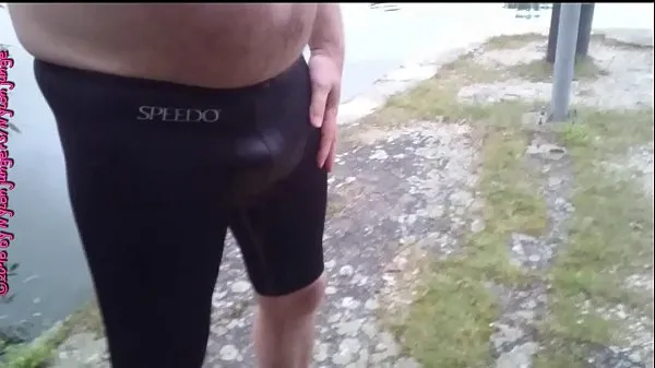 XXX Speedo urinating at the canal ** outdoor fun 個のトップ クリップ