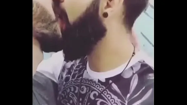 XXX Beijo gay quente entre dois caras barbudos principais clipes