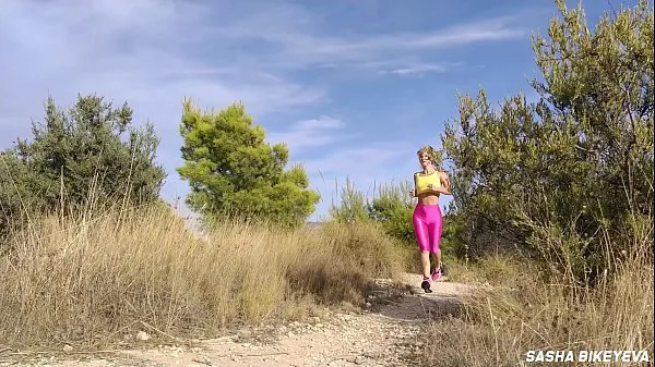 XXX Carina ragazza sportiva in leggings rosa di spandex fa sport, si eccita e si sditalina la figa fino all'orgasmo con i leggings. Masturbazione all'apertoclip principali