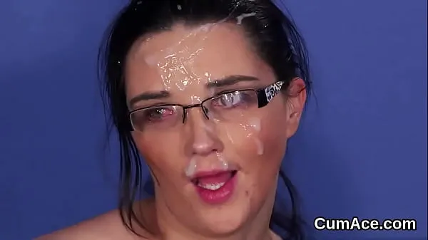 XXX Sexy doll gets cum shot on her face sucking all the jizz najlepších klipov