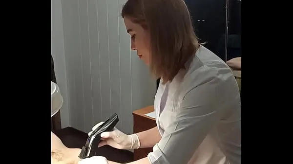 XXX Tutorial em vídeo sobre o que fazer para um mestre de depilação com ejaculação espontânea durante o corte. SugarNadya mostra que o pênis deve ser mantido firme e não liberado até a última aplicação principais clipes