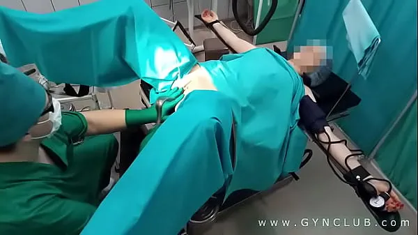 XXX Un gynécologue lubrique baise un patient (gode meilleurs clips