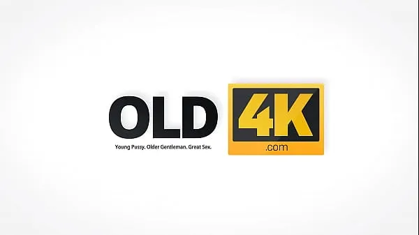 XXX OLD4K. Il nuovo giorno inizia per la bionda e il marito maturo con del sesso bollenteclip principali