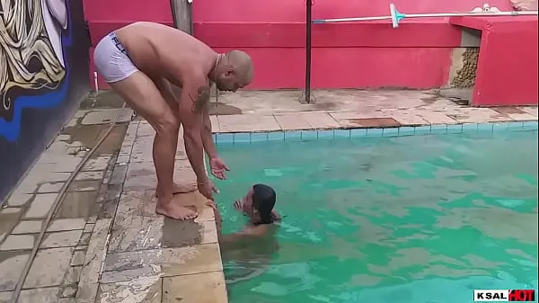 XXX Ksal hot arrives at the club, and will enjoy a pool, and ends up that the two fucks tasty in front of everyone in the pool nejlepších klipů