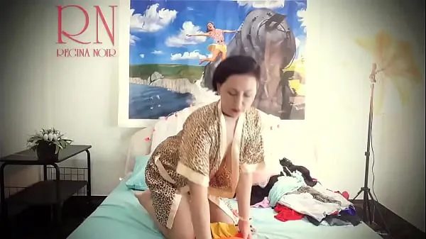 XXX 夫人脱下她的白色内裤和跳舞的醉酒。 显示猫。 预告片 家庭主妇在床上摆出性感的内衣和衣服。 她试穿内裤，紧身胸衣，胸罩，袜子，长筒袜，紧身衣，闲荡。 复古怀旧风格 荡妇在性感的衣服摆姿势精美 母 显示抚摸她的阴户和手淫 热门片段