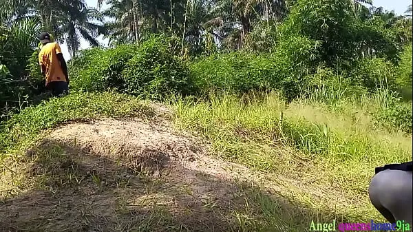 XXX 忙碌的獵人 Okoro 在公共場合抓到了一個漂亮的當地非洲黑人和陰道女農場主，他幾乎用他的大公雞完成了她，而丈夫兄弟躲起來並用他隱藏的相機捕捉它們。完整的紅色視頻 個のトップ クリップ