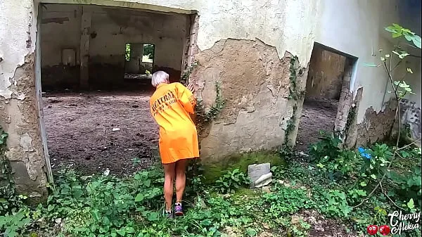 XXX Prisonnier sexy suce profondément la bite et a des relations sexuelles anales sur un abandonné - Facial meilleurs clips