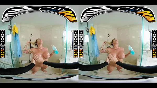 XXX Busty Blonde MILF Robbin Banx Seduces Step Son In Shower principais clipes